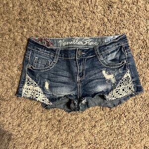Vanilla star distressed short shorts